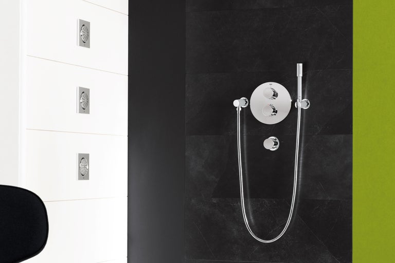 Badkamer met Grohe douchearmatuur en douchekop
