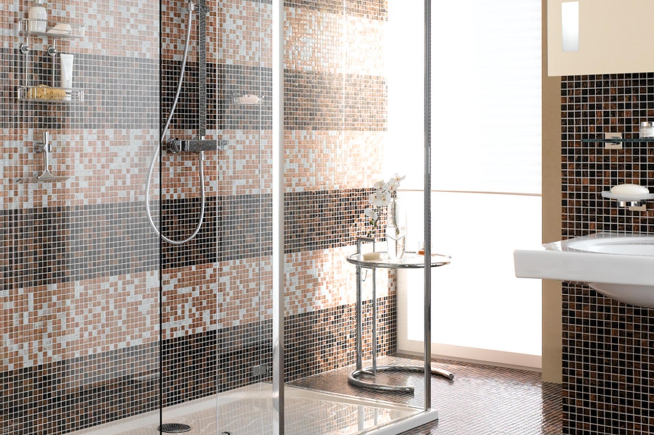 Badkamer met douche, wastafel en mozaïektegels