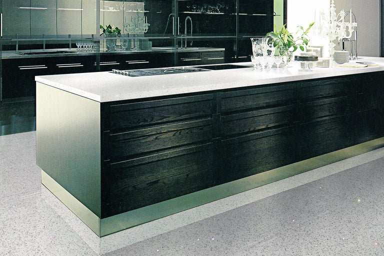 Keukeneiland met spoelbak en kookplaat in een moderne keuken