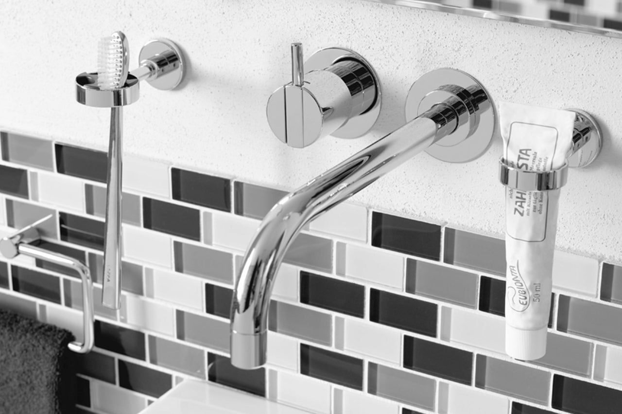 Badkamer wastafelkraan met tandenborstelhouder, handdoekhouder en tandpastahouder