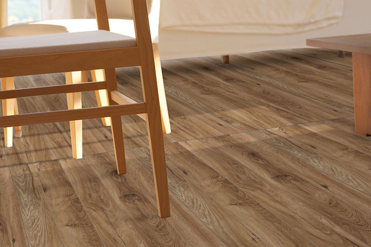 Interieur met houten tegels en meubels.