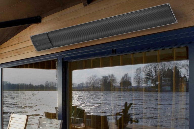 Aan het plafond gemonteerde terrasverwarmer op een terras met uitzicht op een meer