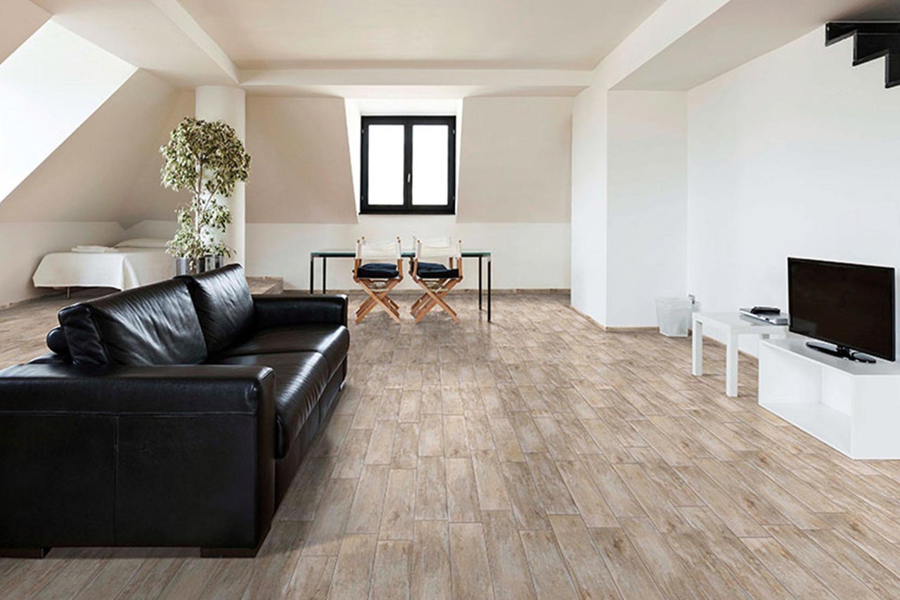 Lichte woonkamer met houtlook tegelvloer, bank en televisie
