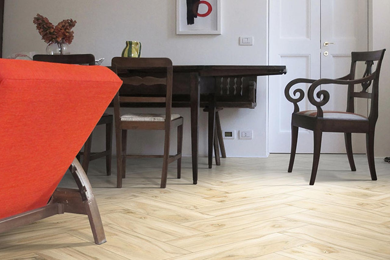 Lichte woonkamer met houten vloer, tafel en stoelen