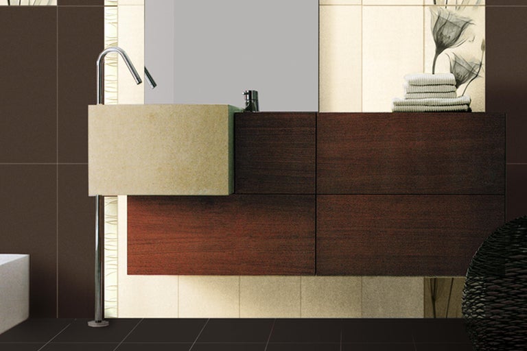 Badkamer met wastafel, spiegel en handdoeken