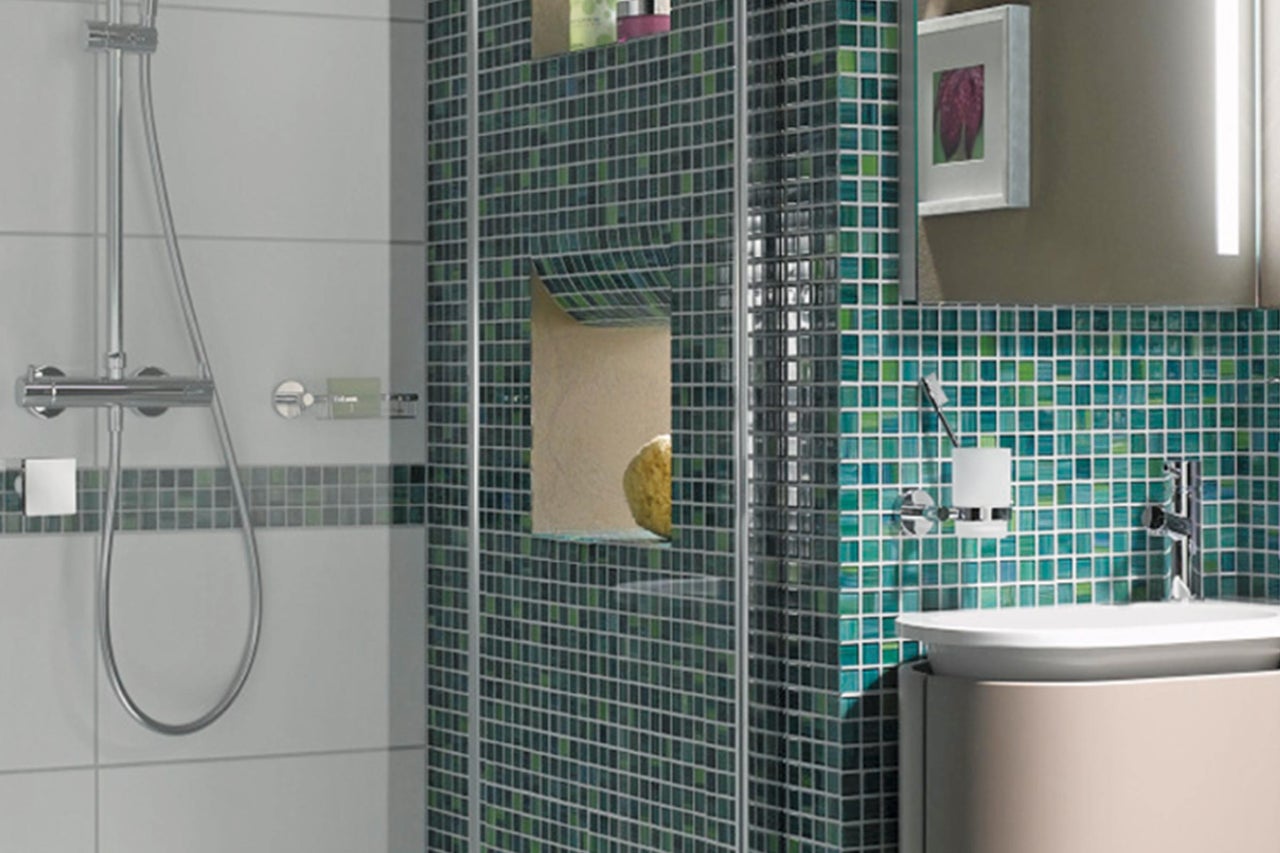 Badkamer met douche, wastafel en mozaïektegels
