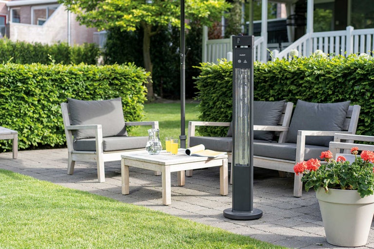 Terras met terrasverwarmer, stoelen en tafel voor buiten.