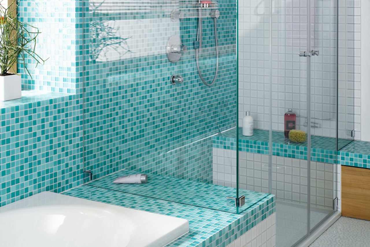 Badkamer met tegelmozaïek, douche en bad