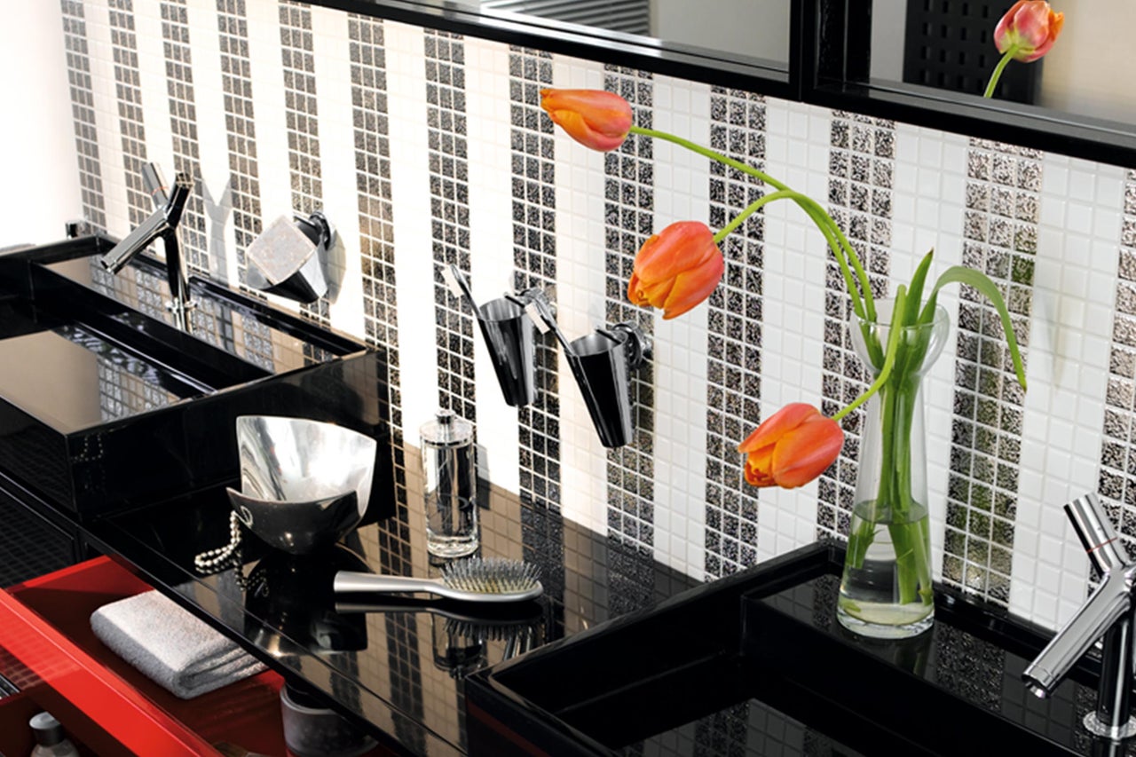 Badkamer met wastafel, kranen, mozaïektegels en accessoires