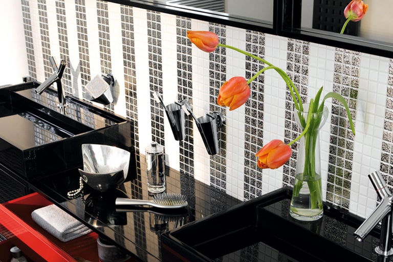 Badkamer met wastafel, kranen, mozaïektegels en accessoires