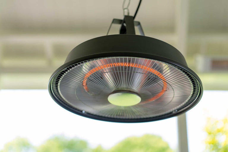 Hangende terrasverwarmer met beschermrooster