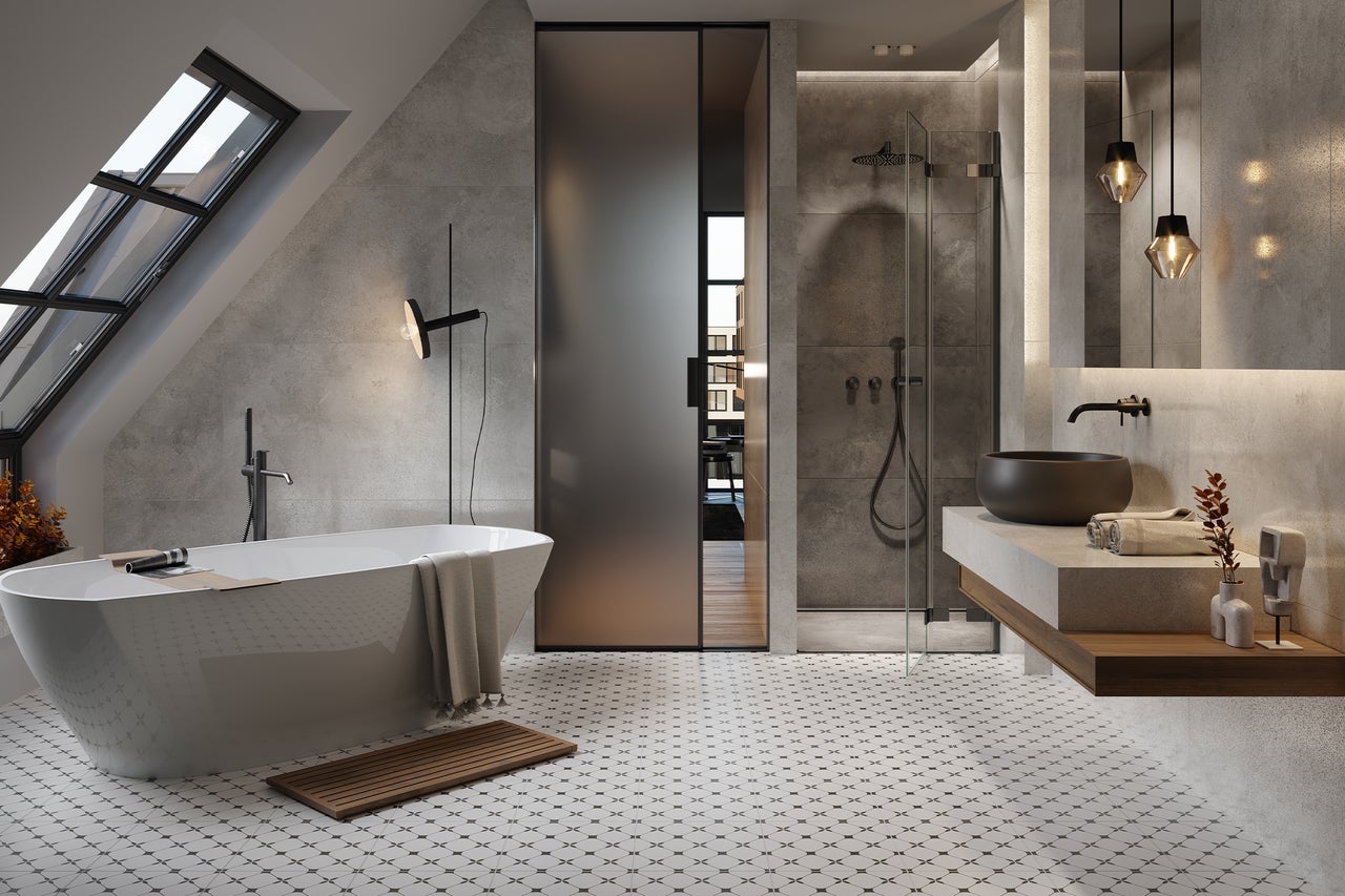 Moderne badkamer met vrijstaand bad, douche en wastafel