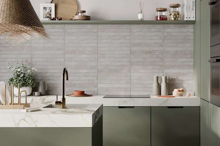 Lichte keuken met tegelachterwand, marmeren werkblad en hanglamp