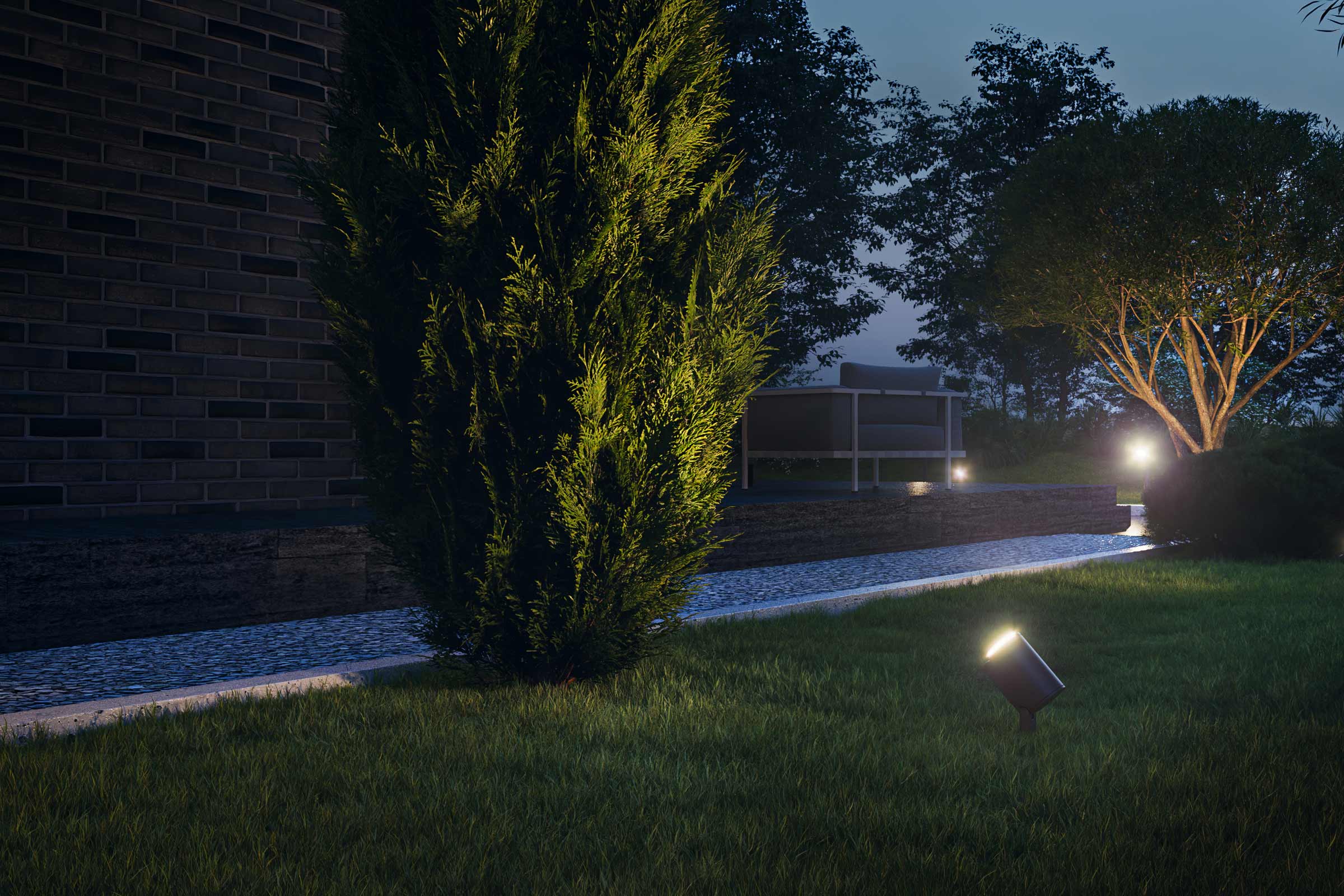 Tuin met verlichting, cipres en sierbestratingpad