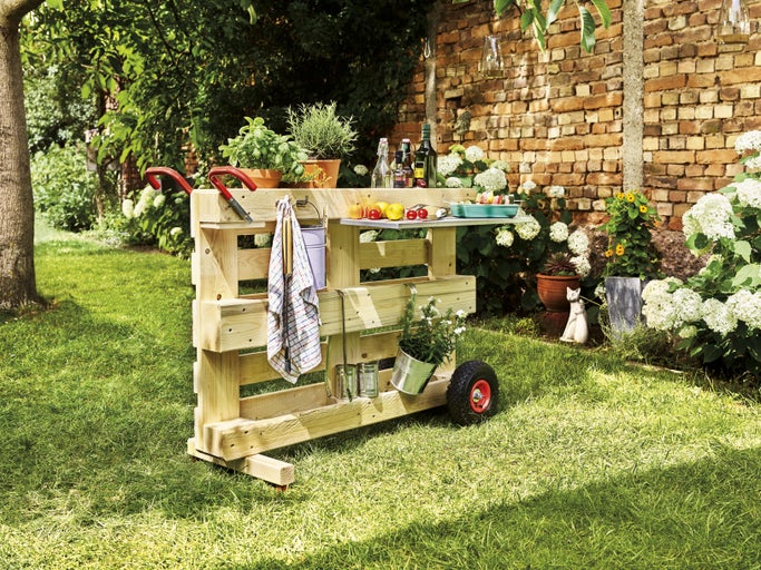 Houten palletbarwagen in de tuin