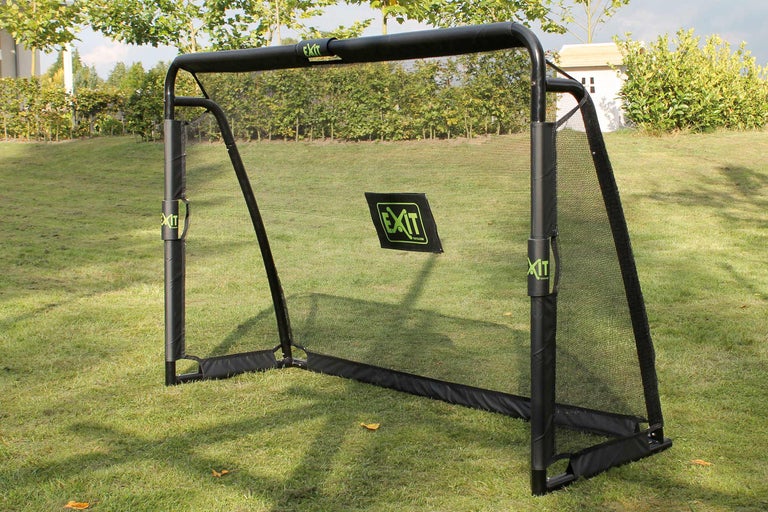 Voetbaldoel met net in de tuin