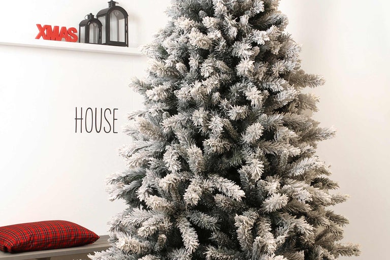 Gedecoreerde kunstkerstboom met dennentakken