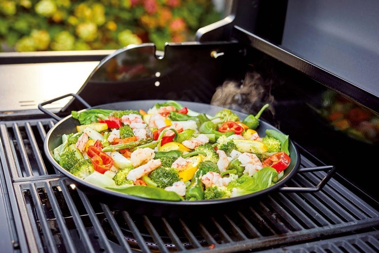 Groentepan met zeevruchten op een barbecue