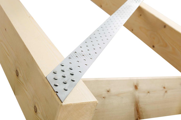 Houten constructie met stalen band voor houtverbinders