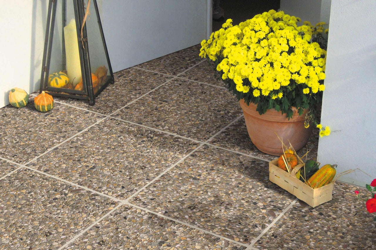 Decoratieve vloertegels met kiezelstructuur voor buiten.