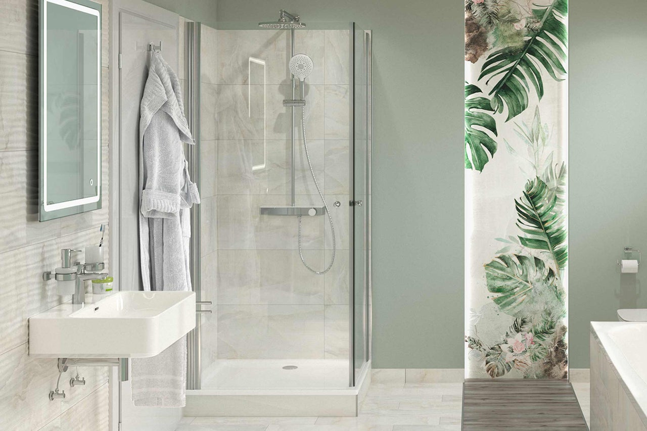 Lichte badkamer met douche, wastafel en spiegel
