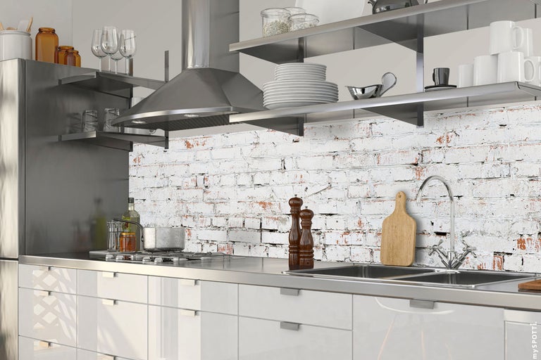 Lichte keuken met witte kasten, roestvrijstalen spoelbak, fornuis en afzuigkap