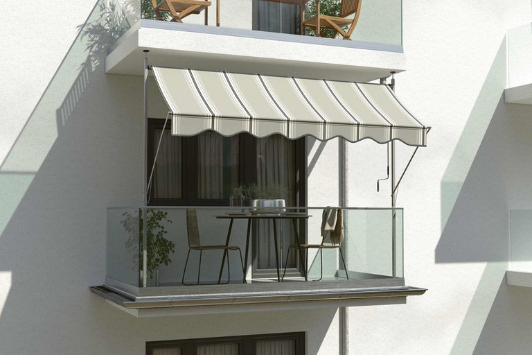 Balkon met zonnescherm, tafel en stoelen voor buiten