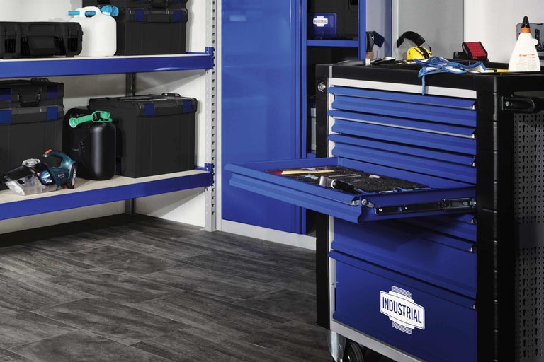 Werkplaats met gereedschapswagen, schappen en opbergboxen