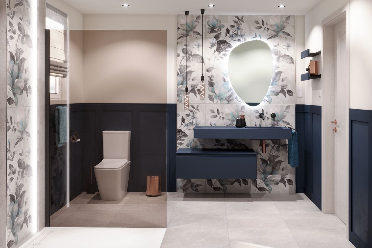 Moderne badkamer met toilet, wastafel met spiegel en bloementegels