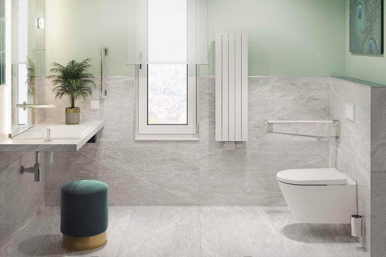 Lichte badkamer met wastafel, toilet, radiator en handgrepen