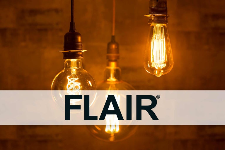 Drie decoratieve lampen met het FLAIR-logo.