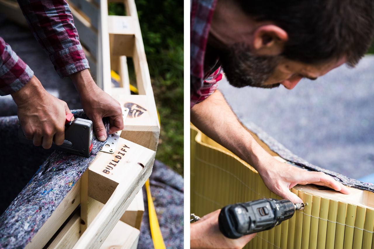 Twee afbeeldingen tonen een persoon die een houten pallet vastniet met een tacker en een andere persoon die bamboe aan een houten pallet bevestigt met een schroevendraaier.