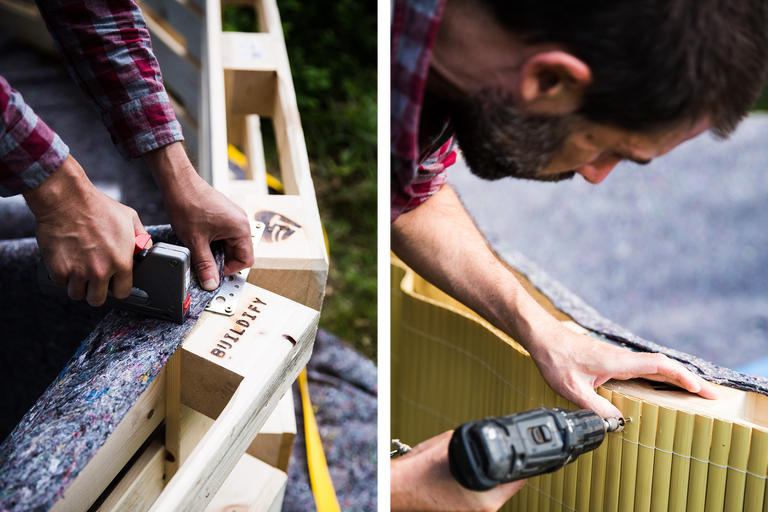 Twee afbeeldingen tonen een persoon die een houten pallet vastniet met een tacker en een andere persoon die bamboe aan een houten pallet bevestigt met een schroevendraaier.