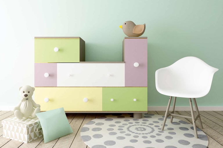 Kinderkamer met commode, speelgoed en stoel