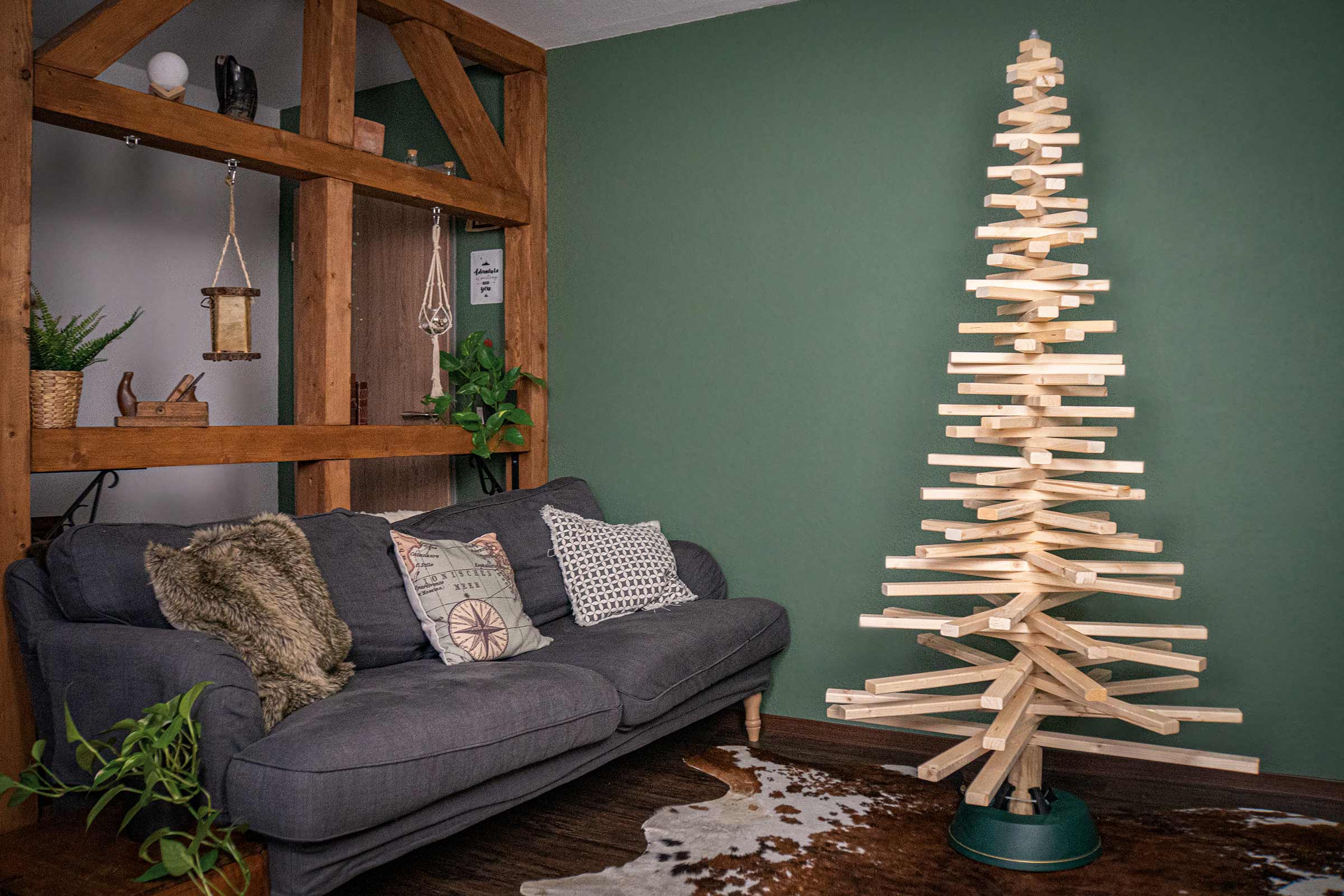 Decoratieve woonkamer met bank en houten kerstboom