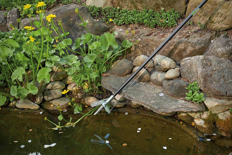 Vijverreiniger in gebruik bij een tuinvijver