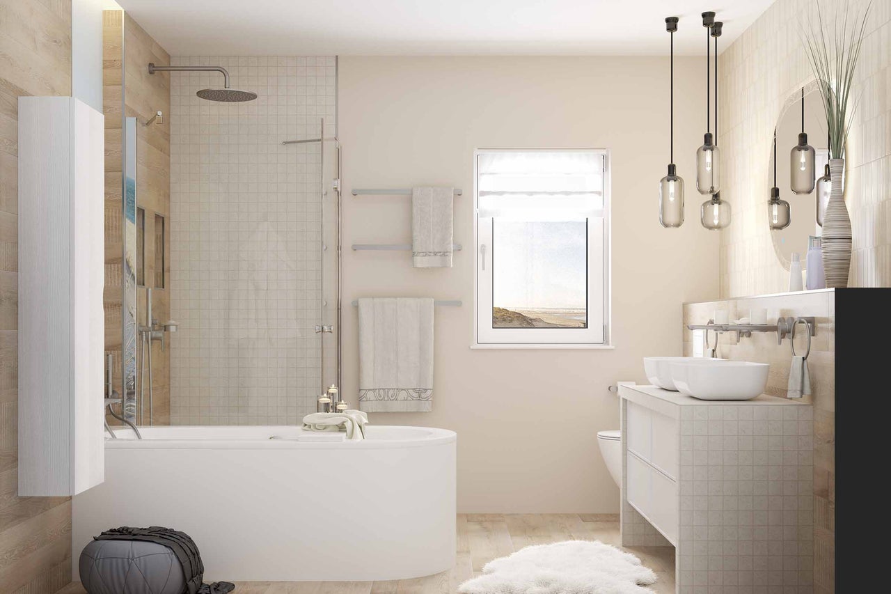 Lichte badkamer met bad, douche, wastafel en raam