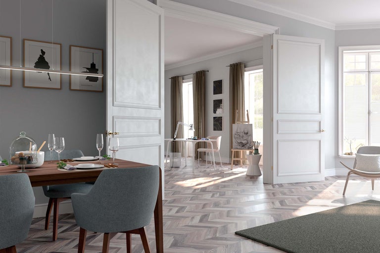 Interieur met eettafel, stoelen en open witte deur