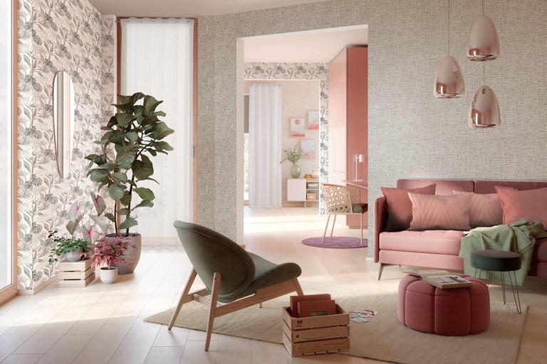 Woonkamer met bank, fauteuil, planten en decoratieve wandbekleding voor een gezellige sfeer