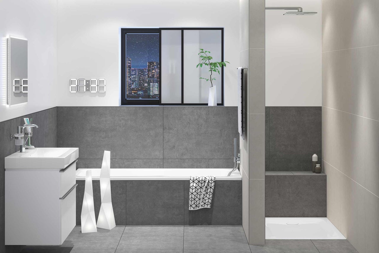 Moderne badkamer met wastafel, bad en douche