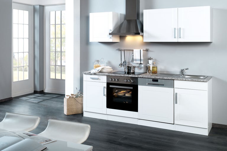 Lichte keuken met inbouwkasten, spoelbak, fornuis en afzuigkap