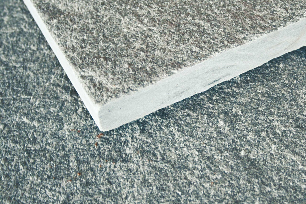 Grijze natuursteentegel in detail