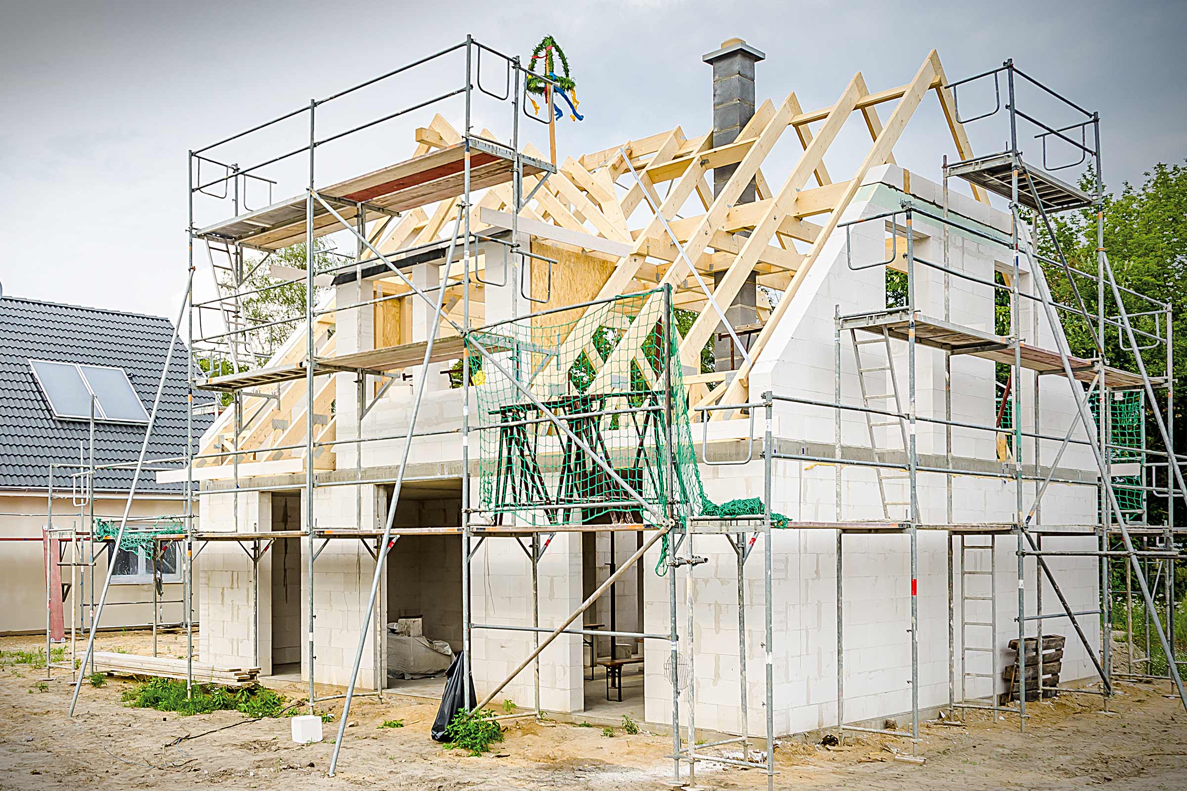 Ruwbouw van een huis met steiger en pannenbier