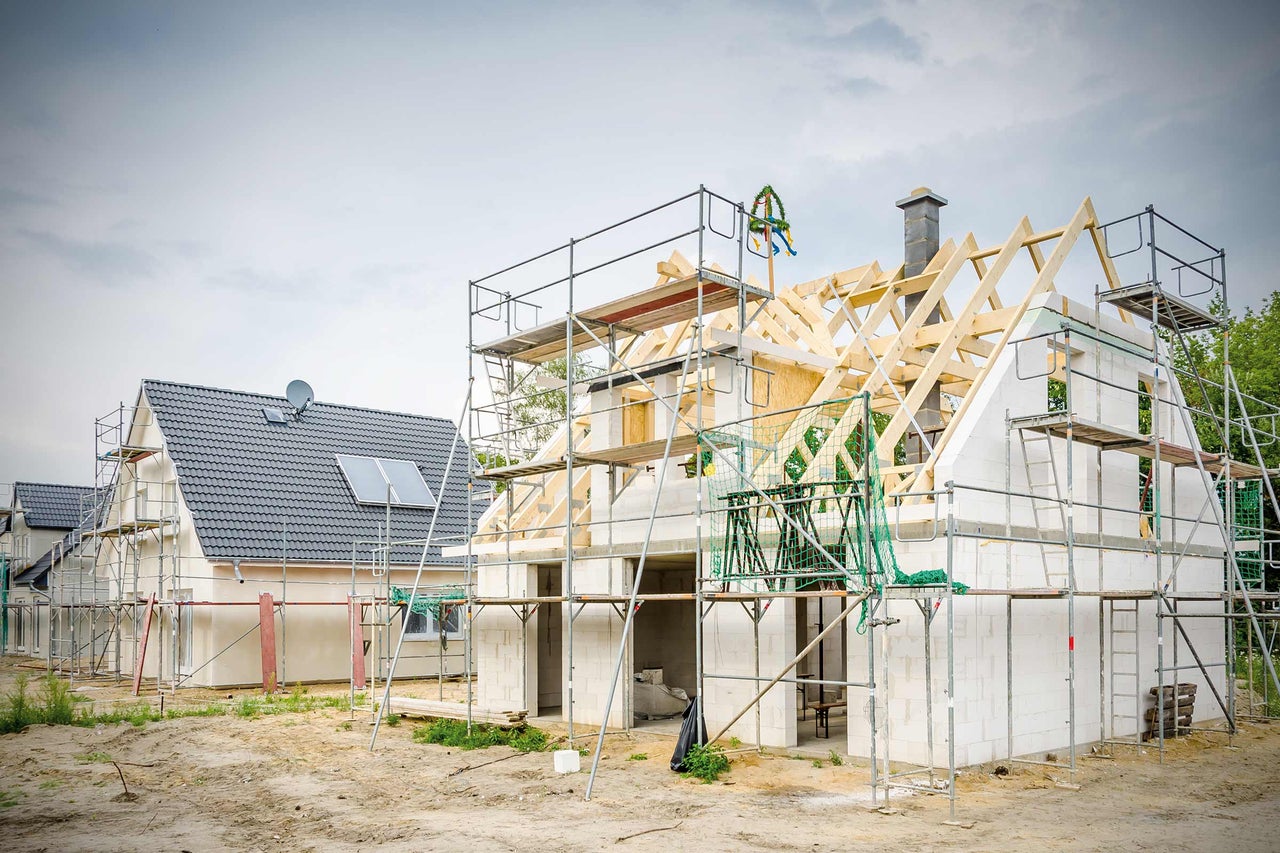 Nieuwbouw met steiger en bouwkrans