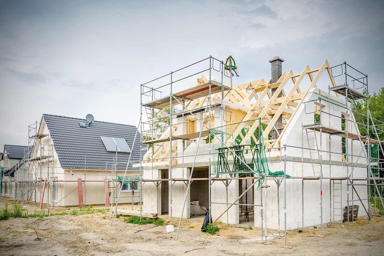 Nieuwbouw met steiger en bouwkrans