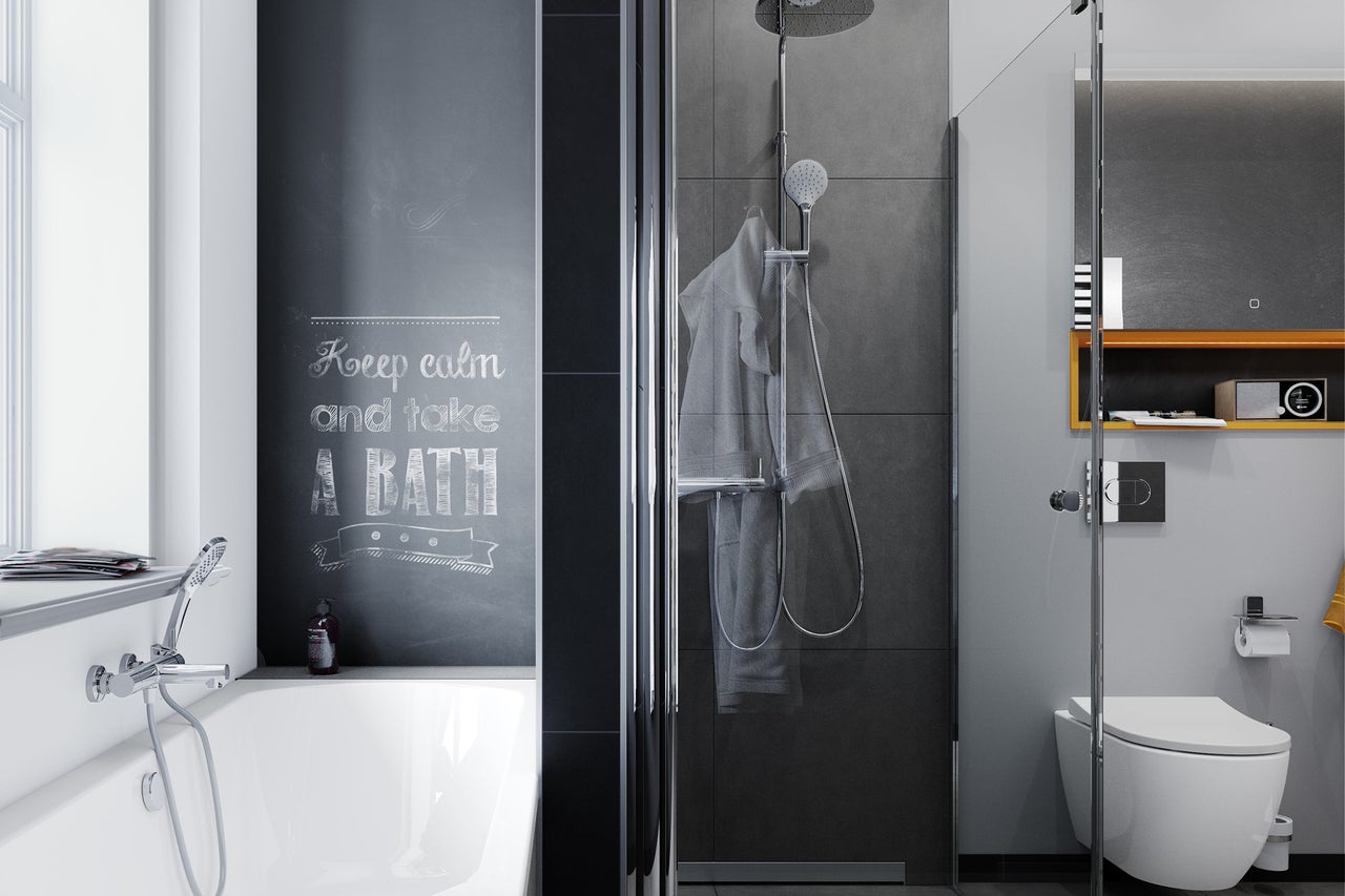 Badkamer met bad, douche en toilet in modern design