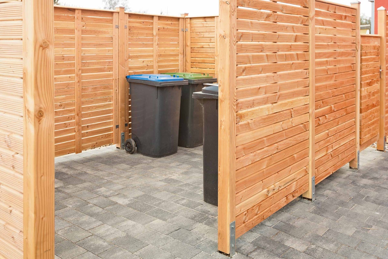 Houten afvalcontainerberging met meerdere afvalcontainers