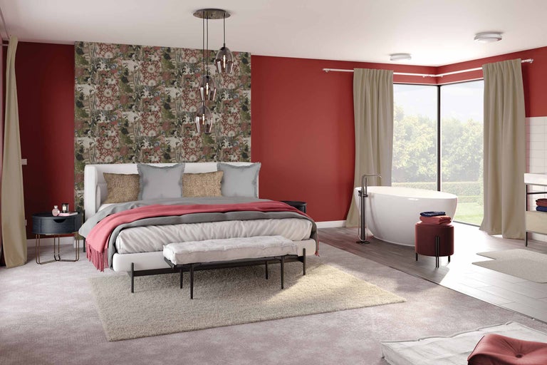 Lichte slaapkamer met behang, bed, bad en ramen