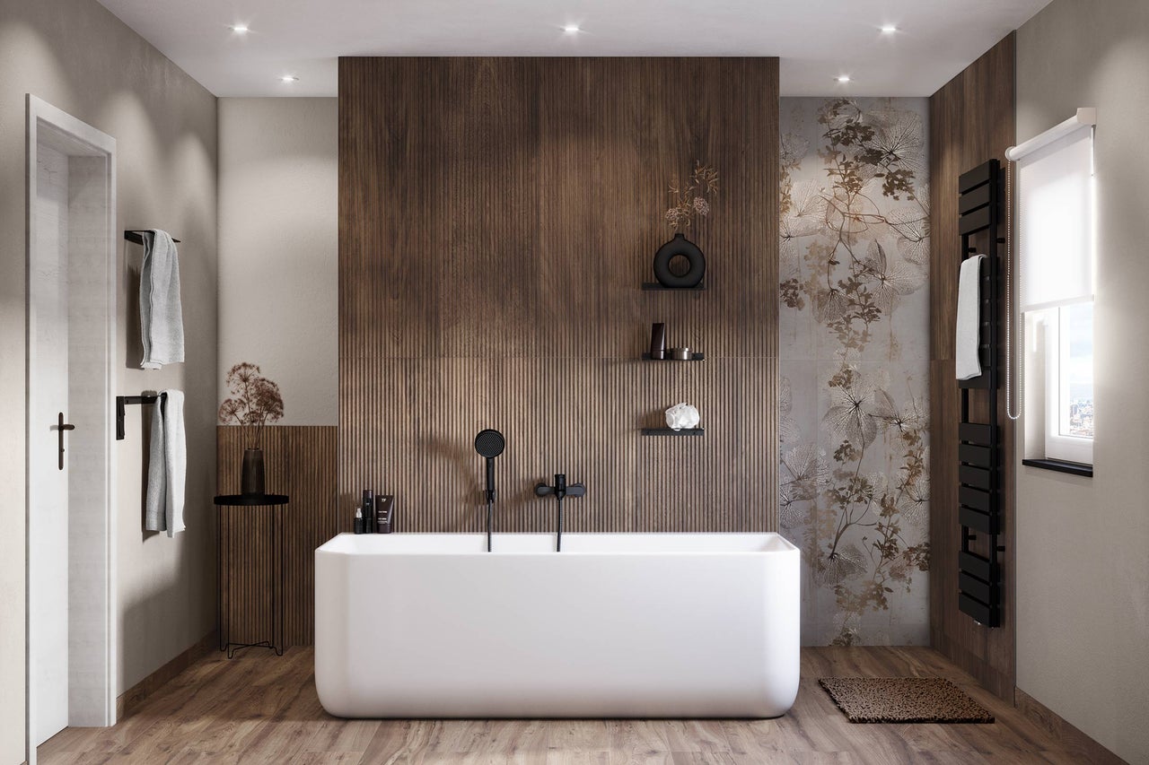 Moderne badkamer met vrijstaand bad, houten lambrisering en bloemmotief op de muur voor een ontspannen sfeer