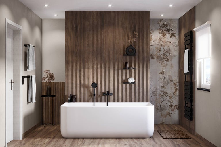 Moderne badkamer met vrijstaand bad, houten lambrisering en bloemmotief op de muur voor een ontspannen sfeer